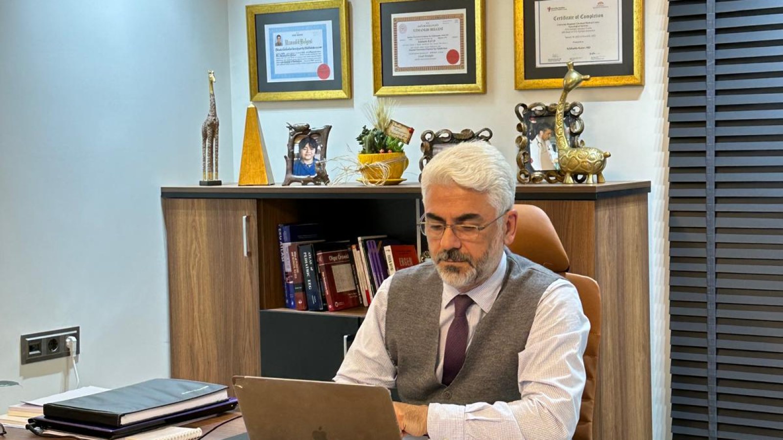 Prof. Dr. Selahattin Katar - Çocuk Nörolojisi ve Çocuk Sağlığı ve Hastalıkları - Çocuk EEG
